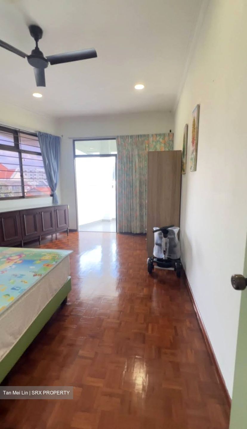 Hougang Avenue 2 (D19), Terrace #586150461